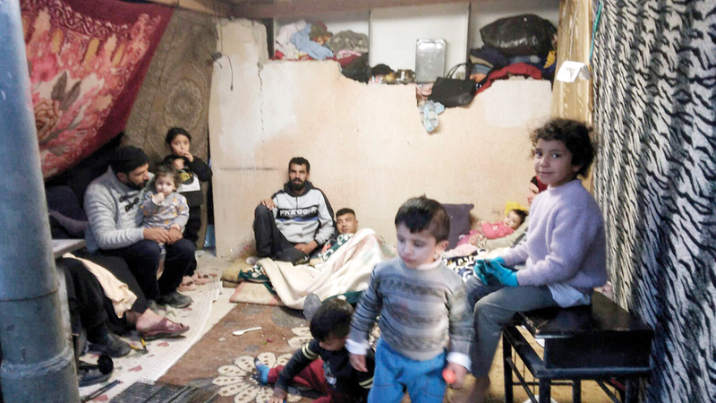 عائلة نصار تتكون من 18 فرداً من بينهم 11 طفلاً.   الإمارات اليوم