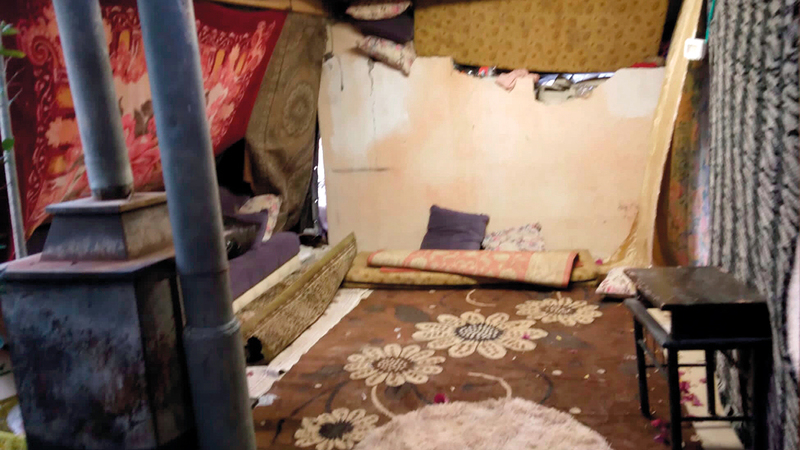 خيمة عائلة نصار أقيمت بجانب ركام منازلهم المدمرة.   الإمارات اليوم