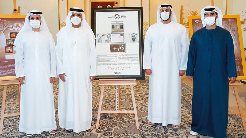 سعود بن صقر خلال تسلمه طابع البريد التذكاري.    وام