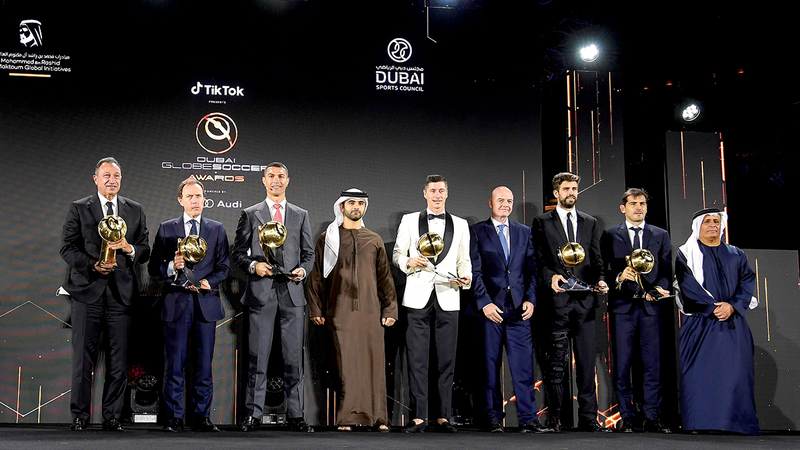 منصور بن محمد خلال تكريم نجوم العالم في حفل 2020 بحضور مطر الطاير وإنفانتينو.   من المصدر