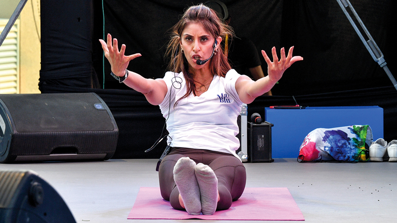 سيلتا جيه خلال تقديمها حصة تدريبية للياقة البدنية.