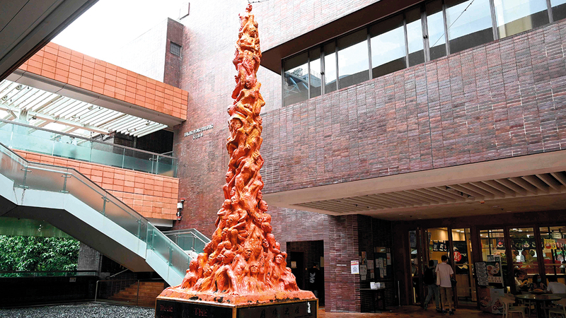 التمثال قبل أن يتم هدمه.  أ.ف.ب