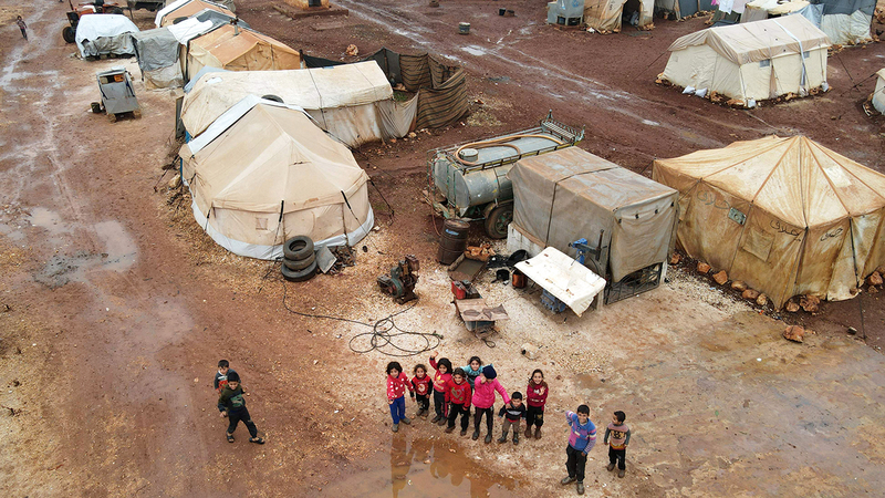 مخيم كفر عروق الذي يحاصره برد الشتاء.    أ.ف.ب