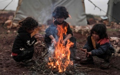 الصورة: البحث عن الدفء المفقود في مخيمات النازحين شمال سورية