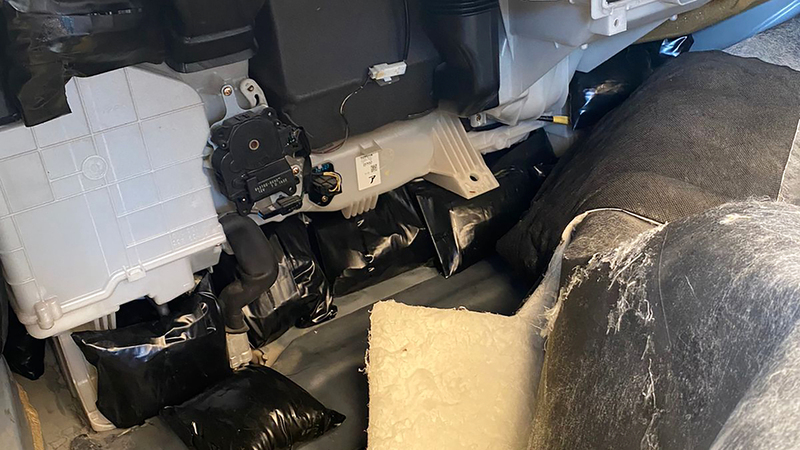 ضباط الجمارك عثروا على الأقراص المخدرة مخفية بإحكام.  من المصدر