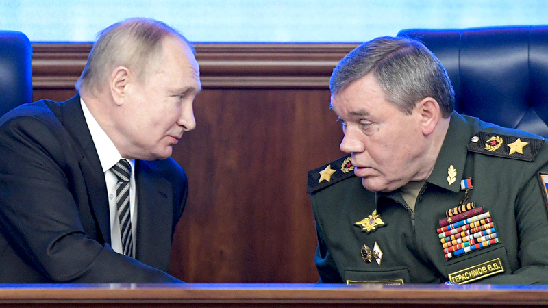 بوتين وفريقه العسكري يملكان أوراقاً كثيرة للضغط على أوكرانيا.   أ.ب