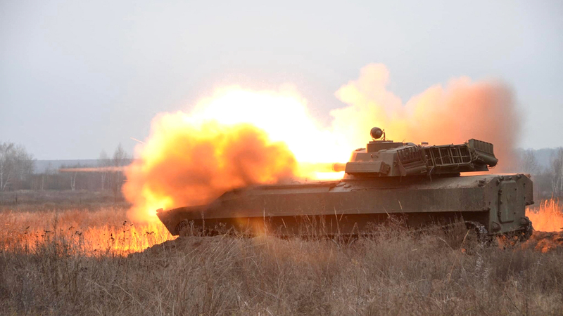 مناورات بالدبابات والمدفعية قام بها الجيش الأوكراني استعداداً لاحتمالات نشوب قتال.   أ.ب