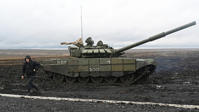 دبابة روسية في وضع تأهب بمنطقة روستوف الحدودية مع أوكرانيا.   رويترز
