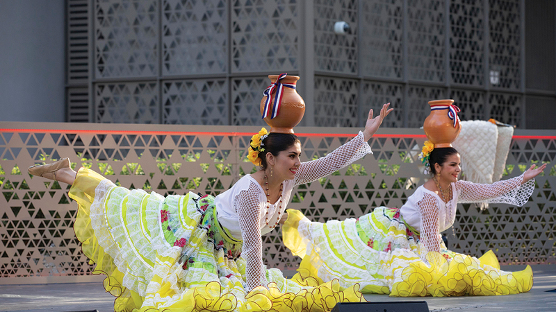 الراقصات قدّمن أداءً مدهشاً يعبّر عن الرشاقة والتوازن في آن واحد.  من المصدر