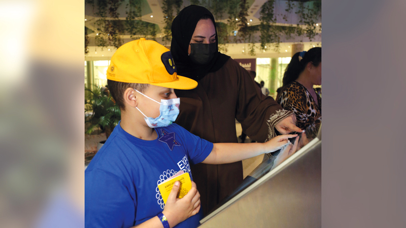 «خالد» يحمل جواز «إكسبو دبي» ويستمتع بزيارة المعرض. من المصدر