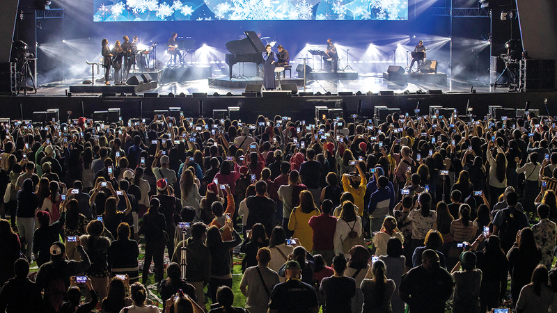 ليا قدمت الأغاني الأكثر شعبية في المسرح الموسيقي المناسبة لفترة الاحتفال بعيد الميلاد.   من المصدر