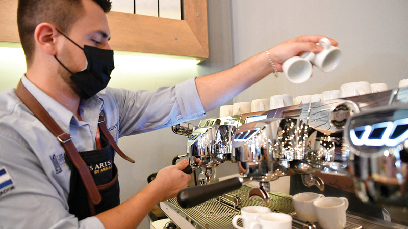 الجناح السلفادوري يقدم القهوة الخاصة به لزواره من خلال مقهى شيّد خصيصاً في الجناح.    تصوير: مصطفى قاسمي