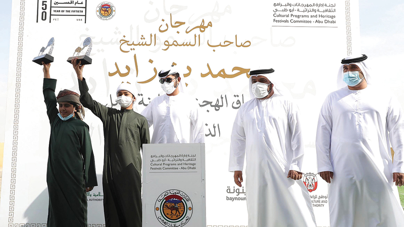 خلال تتويج المركز الأول من مسابقة «حقايق تلاد محليات» للشوط الثاني.   من المصدر