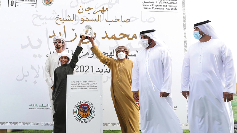 خلال تتويج المركز الأول من مسابقة «حقايق شرايا محليات» لأبناء القبائل.   من المصدر