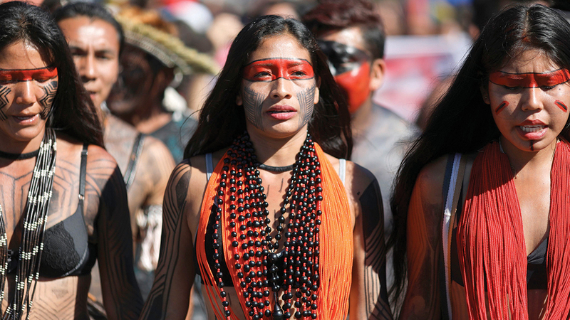 نساء السكان الأصليين في البرازيل يشاركن في حماية الموارد القبلية.   غيتي