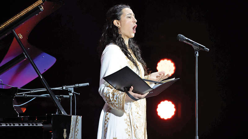 حليمة محمدي تغنّي على مسرح دبي ميلينيوم.   من المصدر