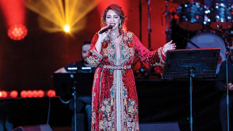 أسماء المنور أطربت الجمهور بمجموعة من أغانيها وهي ترتدي لباساً مغربياً تقليدياً.         من المصدر