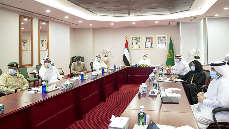 منصور بن محمد خلال ترؤسه اجتماع اللجنة العليا لإدارة الأزمات والكوارث في دبي.   وام
