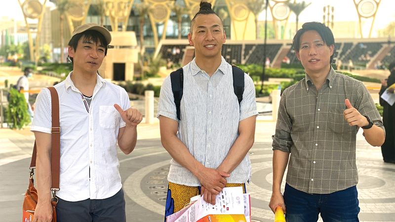 الزوّار اليابانيون يستمتعون بزيارتهم لـ«إكسبو 2020 دبي» تحت قبة الوصل.  الإمارات اليوم