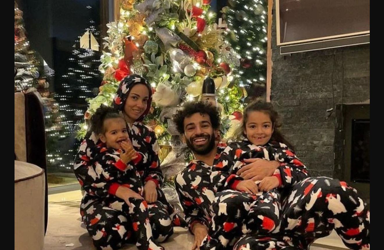 محمد صلاح وماجي.. صورة رومانسية تخلد قصة حب من نجريج إلى العالمية