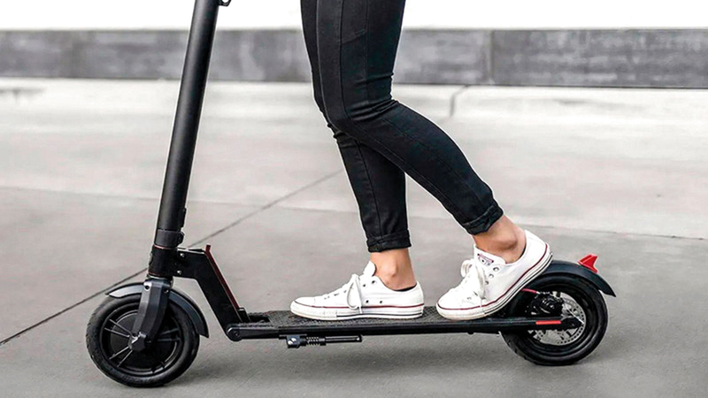 استخدام «السكوتر» الكهربائي في الشوارع الرئيسة يربك السائقين.	  أرشيفية