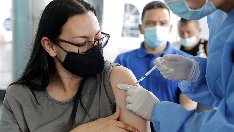 التطعيم واتباع الإجراءات الاحترازية أهم أسلحة الوقاية من «كورونا».
