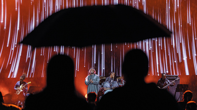 أرقم يغني على منصة اليوبيل في «إكسبو دبي».   من المصدر