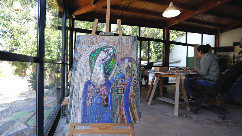 لوحات من الفسيفساء.   رويترز