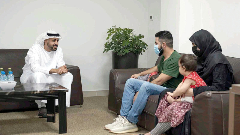 ذياب بن محمد بن زايد خلال زيارته للطفل الأفغاني.   وام