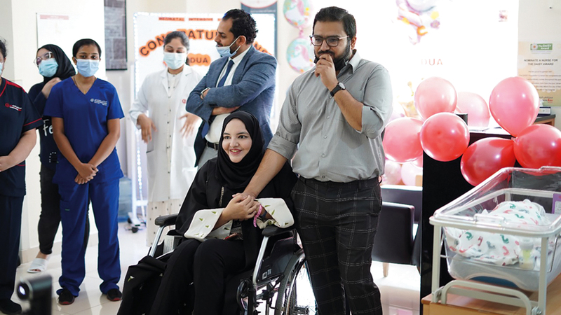 الاب والام بعد نجاح العملية.  من المصدر