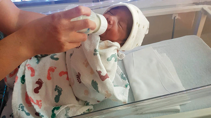 الرضيعة بعد تعافيها.   من المصدر