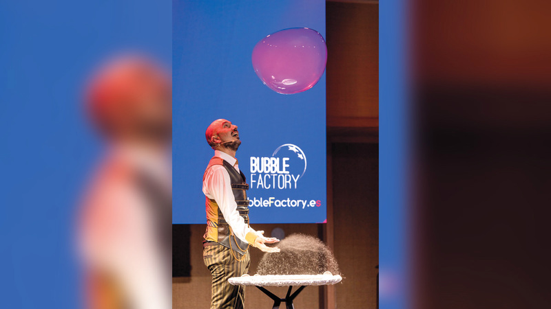 ديفيد يشكّل الفقاعات بطريقة احترافية وبديعة. من المصدر