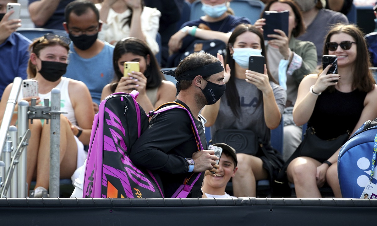 نادال لدى وصوله الى الملعب وسط اهتمام الجمهور. ا.ف.ب