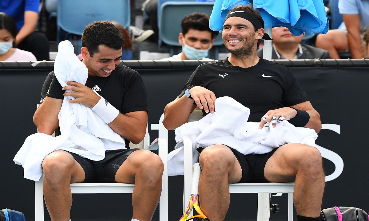 نادال ومونار في استراحة حلال مباراة الزوجي. أ.ف.ب