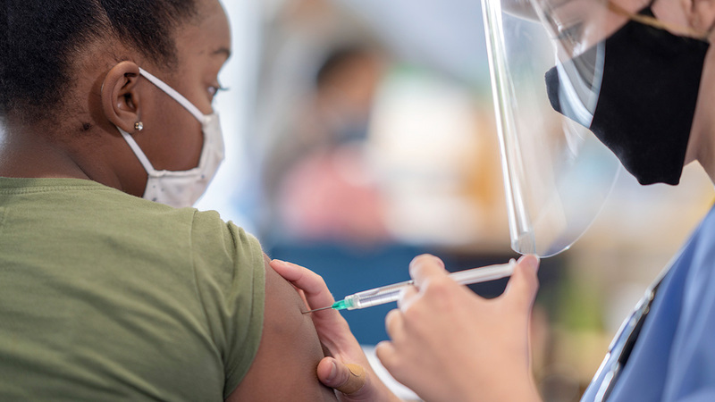 «التطعيمات تساعد بشكل ملحوظ على تقليل الإصابة بمخاطر المرض ومضاعفاته وتقلل حدوث الوفيات».   من المصدر