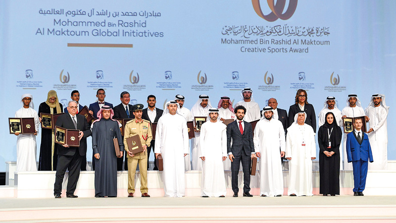 حمدان بن محمد خلال تكريم الفائزين في دورة سابقة بحضور أحمد بن محمد.   من المصدر