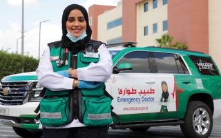 الصورة: مريم المنصوري.. طبيبة ميدانية تنقذ إصابات الحوادث والجلطات بالطرق