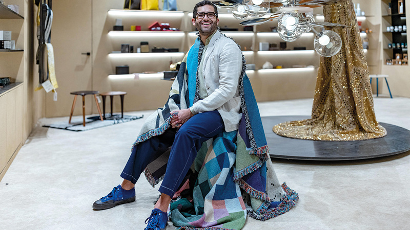 فيصل الملك أكد أنه يقدم تصميمات أبجدياتها قديمة لكنها تبدع أشكالاً جديدة.   من المصدر