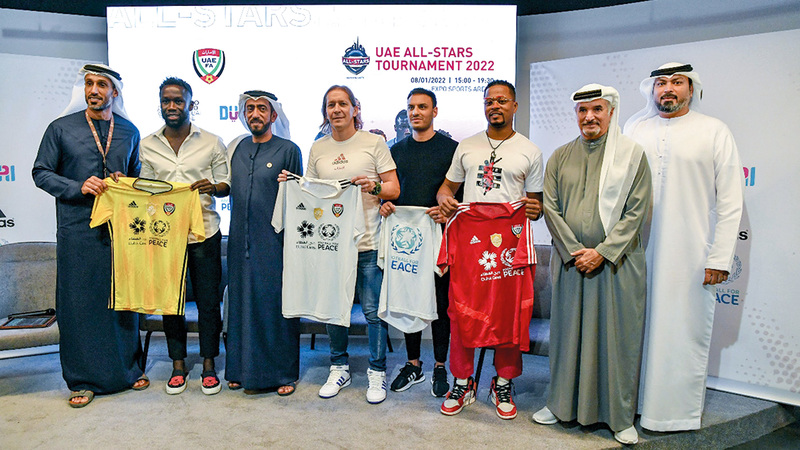 خلال الكشف عن ألوان قمصان الفرق الأربعة المشاركة في «التحدي».  تصوير: مصطفى قاسمي