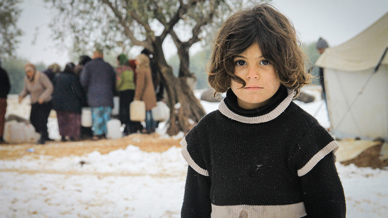 وسط برد الشتاء تضطر الأسر الأكثر فقراً إلى توفير الدفء على حساب الغذاء والدواء.   من المصدر