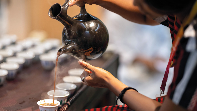 العديد من الأجنحة المشاركة في الحدث يوفر خيارات متنوّعة للقهوة.   من المصدر