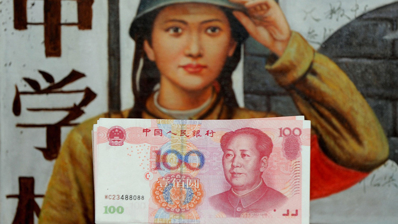أحد أفراد الجيش الأحمر الإلكتروني يضع أمامه عملة صينية من فئة الـ 100 يوان.   من المصدر