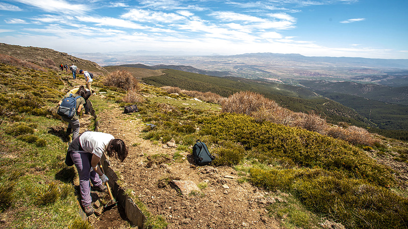 إسبانيون يعيدون حفر القنوات المائية التي أنشأها العرب.  من المصدر