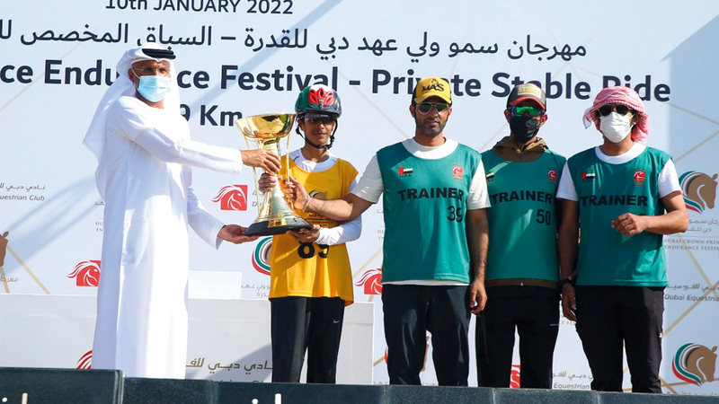 الفائزون على منصة تتويج كأس ولي عهد دبي للقدرة المخصص للإسطبلات الخاصة.   من المصدر