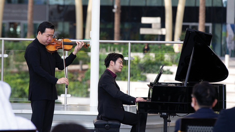 أداء على الكمان والبيانو لأغنية تقليدية حول «حصاد الصيد».   تصوير: أحمد عرديتي