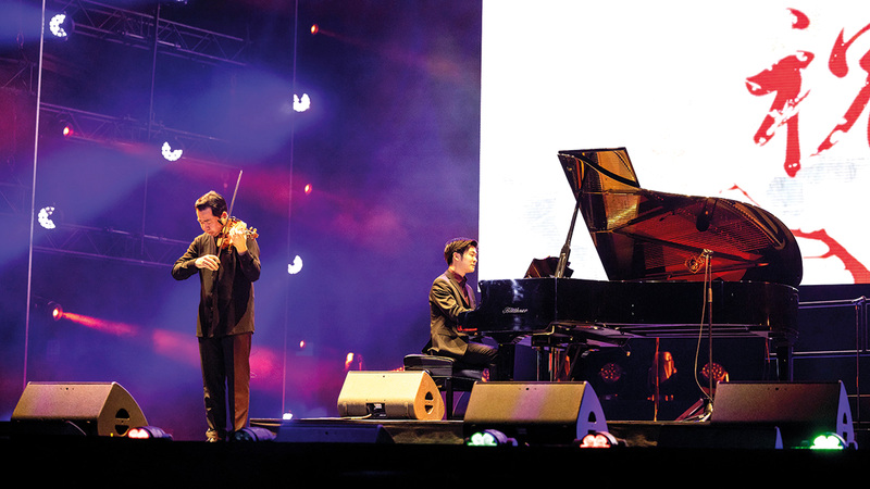 عازف الكمان لي فانغ قدم أداء مميزاً مصحوباً بعزف على البيانو.   من المصدر