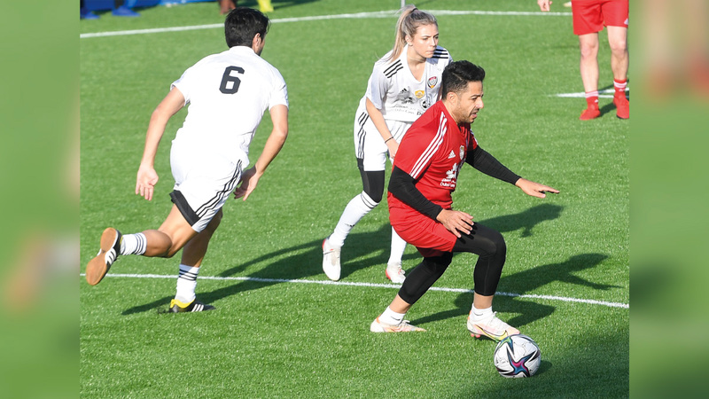 محمد حماقي خلال مشاركته مع فريقه في «تحدي كل النجوم» على ملاعب «إكسبو 2020 دبي».    تصوير: باتريك كاستيلو