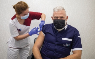 الصورة: «صحة أبوظبي»: تطعيم «كورونا» والجرعة الداعمة شرط للترخيص المهني الصحي