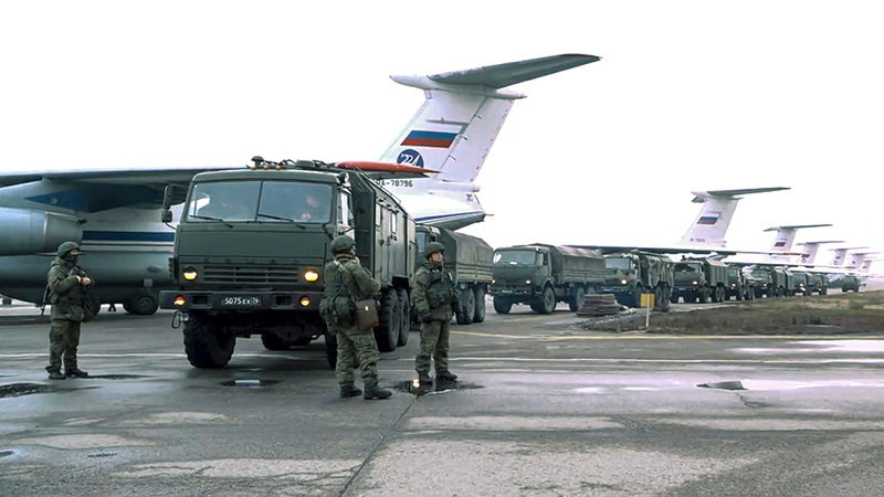 عربات  الجيش الروسي تخرج من مطار ألماتي.   أ.ب