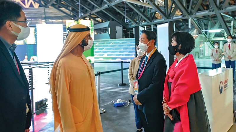 محمد بن راشد خلال زيارته جناحي كوريا الجنوبية والبرازيل.   من المصدر